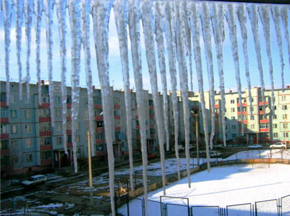 В Кузбассе возбуждено уголовное дело о сходе льда с крыши на мать с ребёнком